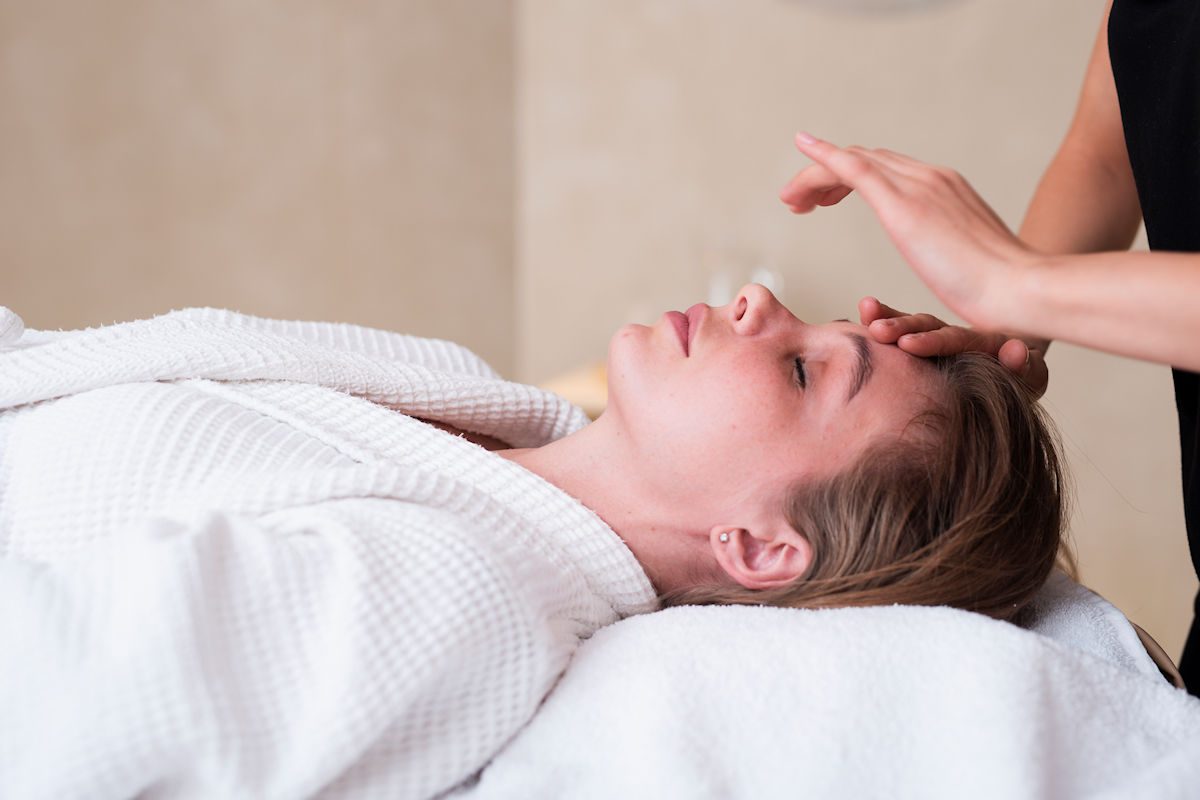 Personne détendue pendant un soin du visage