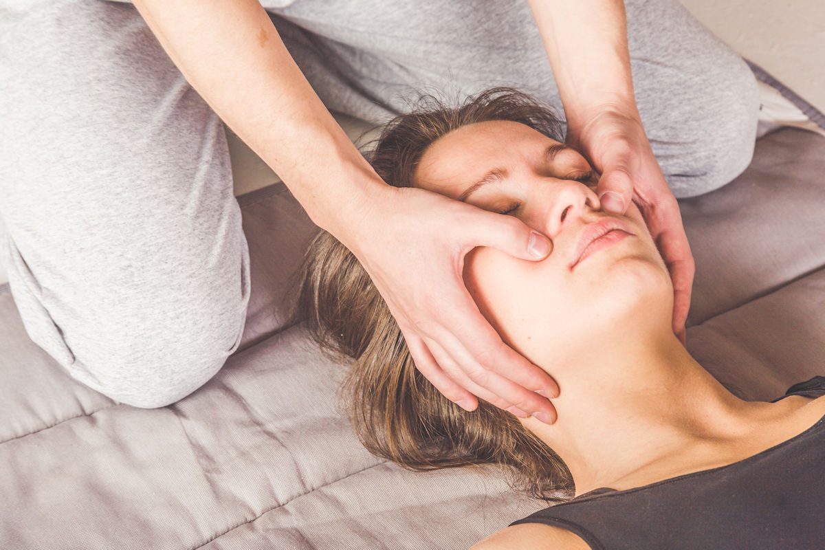 Séance de réflexologie faciale, visage détendu